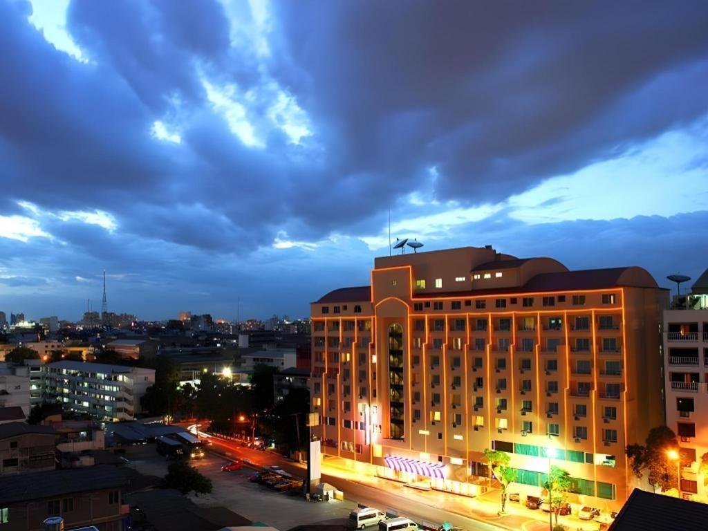 Hip Hotel Bangkok Bagian luar foto