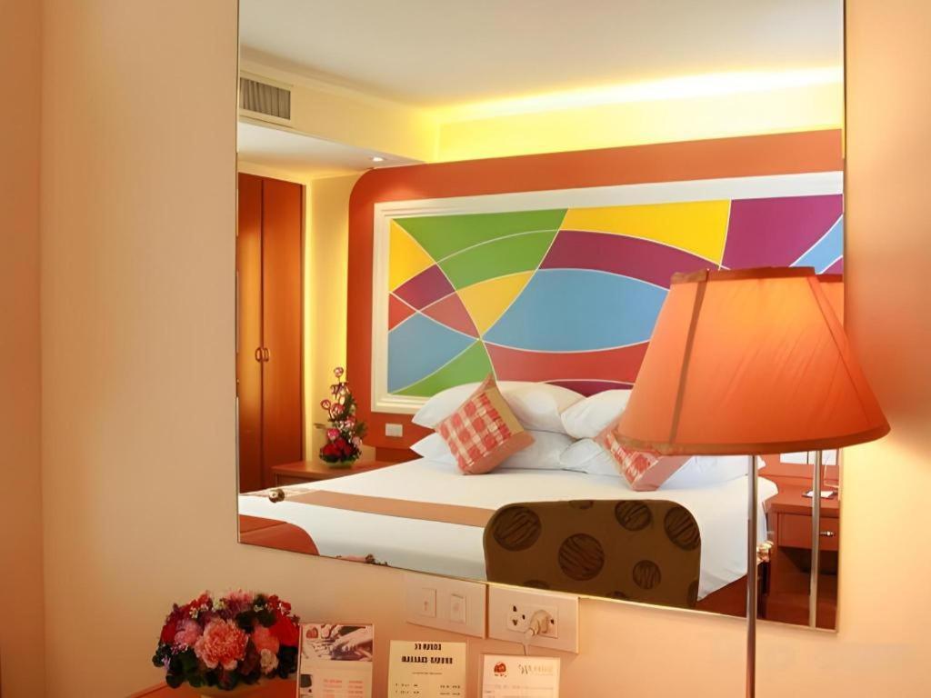 Hip Hotel Bangkok Bagian luar foto
