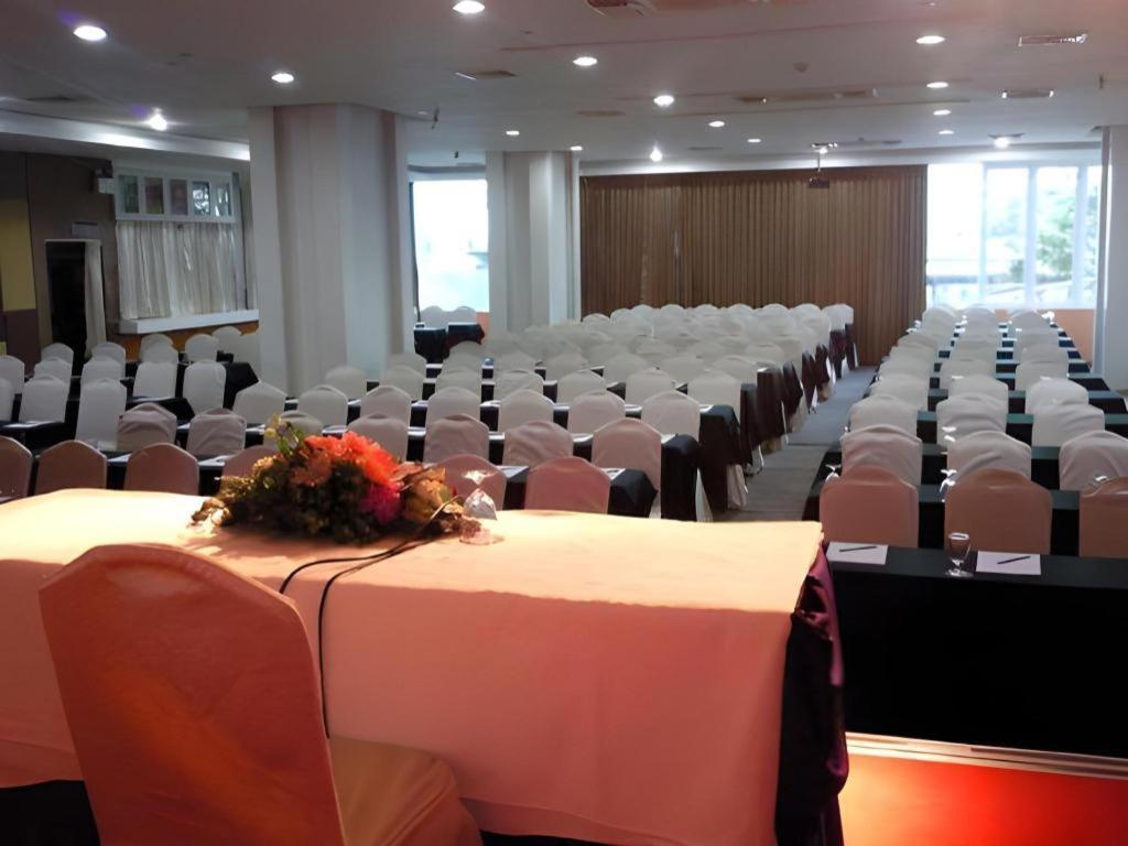 Hip Hotel Bangkok Bagian luar foto